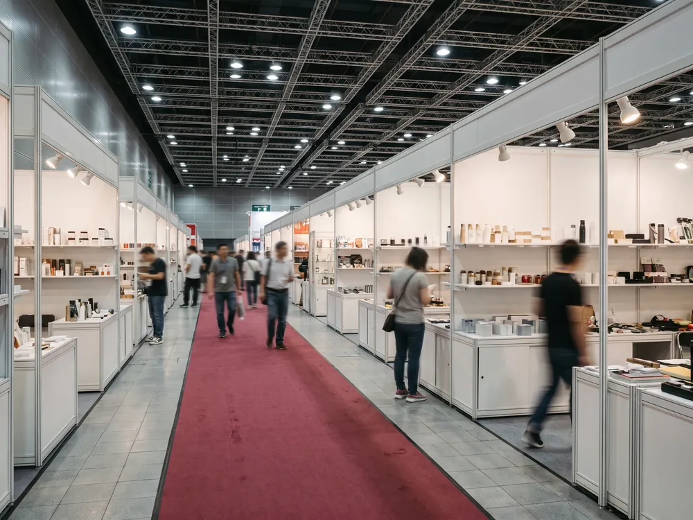 Pasillo de una feria comercial china con estands modulares y producto de muestra